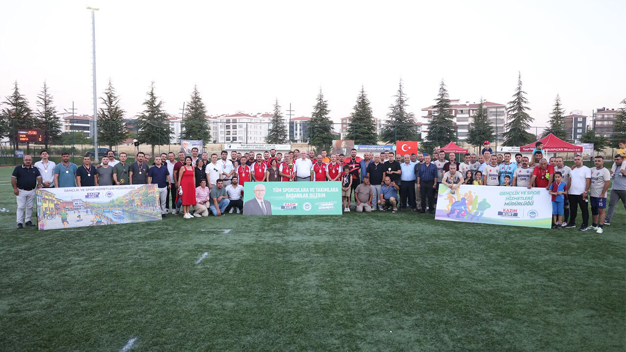 Dostluk Kazandı, Kupayı Başkan Kazım Kurt Verdi2