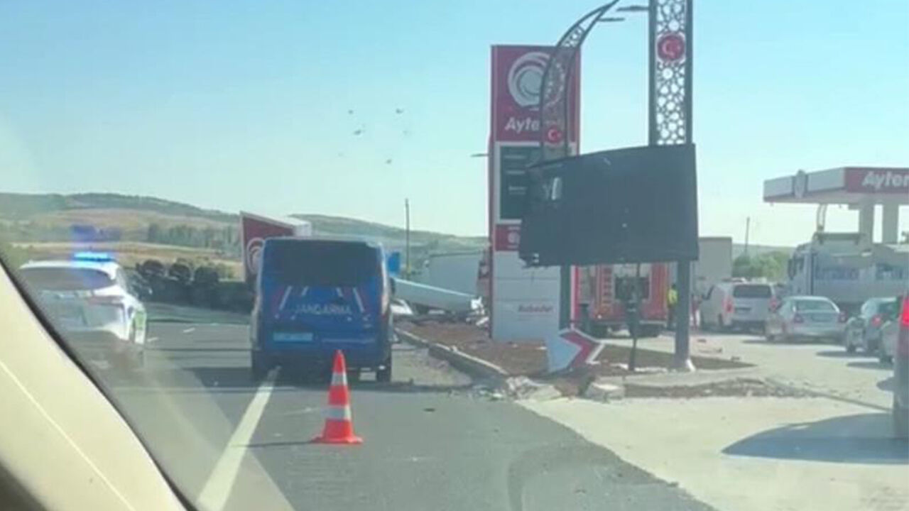 Eskişehir Ankara Yolunda Korkutan Kaza Tır Istasyona Girdi2