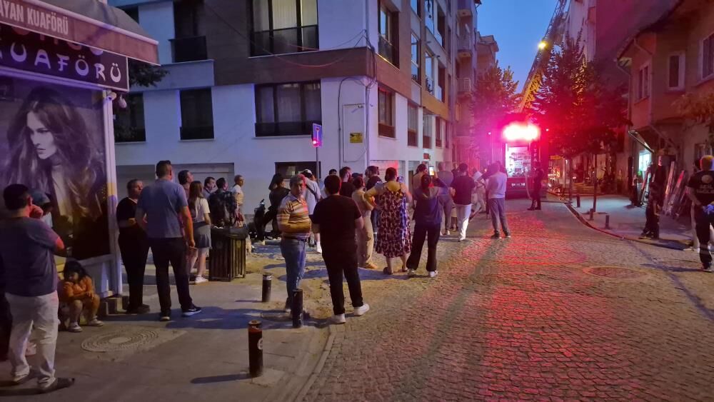 Eskişehir'de 4 Katlı Binanın Çatısında Yangın Çıktı3