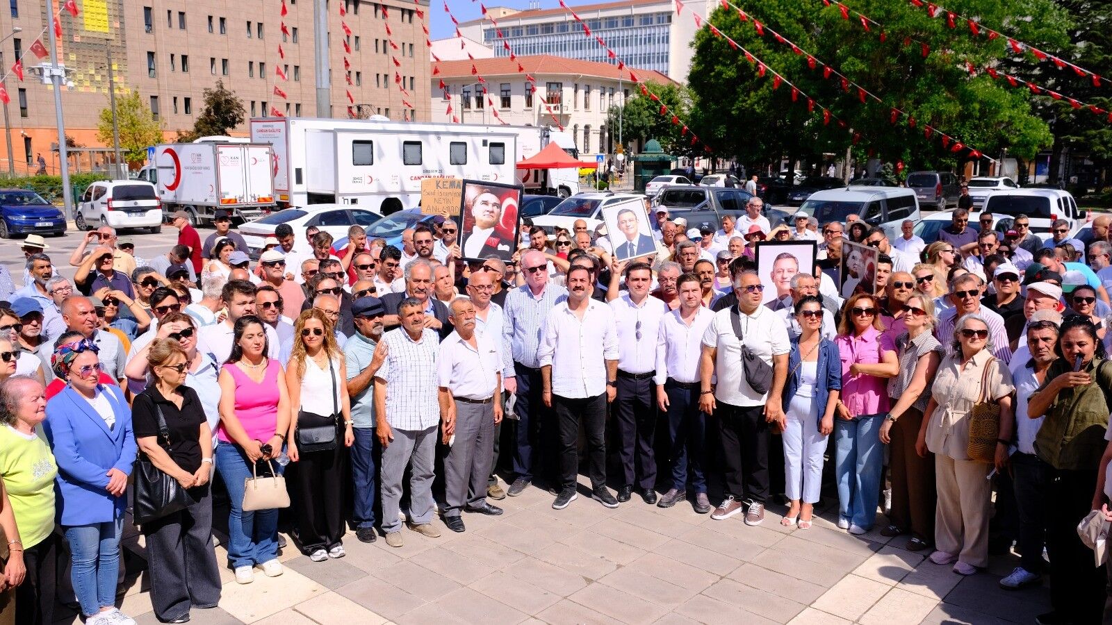 Eskişehir’de Chp’lilerden İl Seçim Kurulu’na Yürüyüş Partinin Anahtarını Kapıya Bağladılar-1