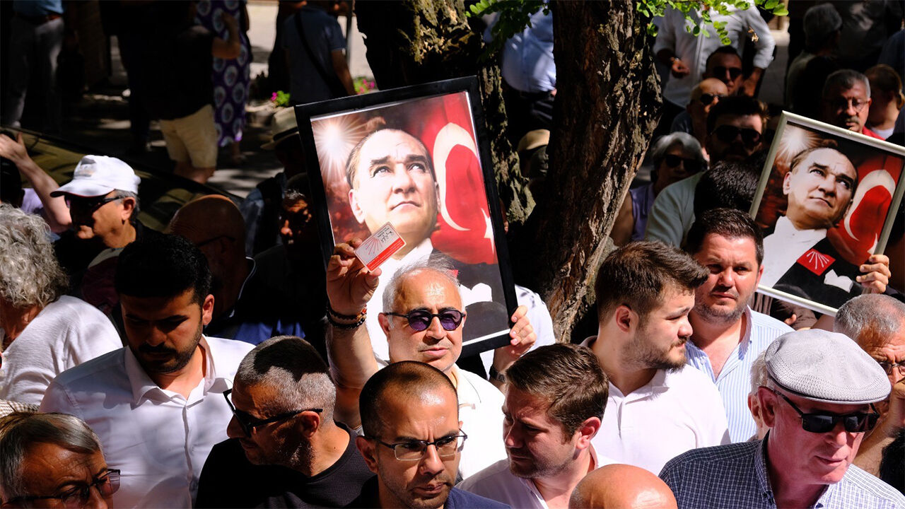 Eskişehir’de Chp’lilerden İl Seçim Kurulu’na Yürüyüş Partinin Anahtarını Kapıya Bağladılar