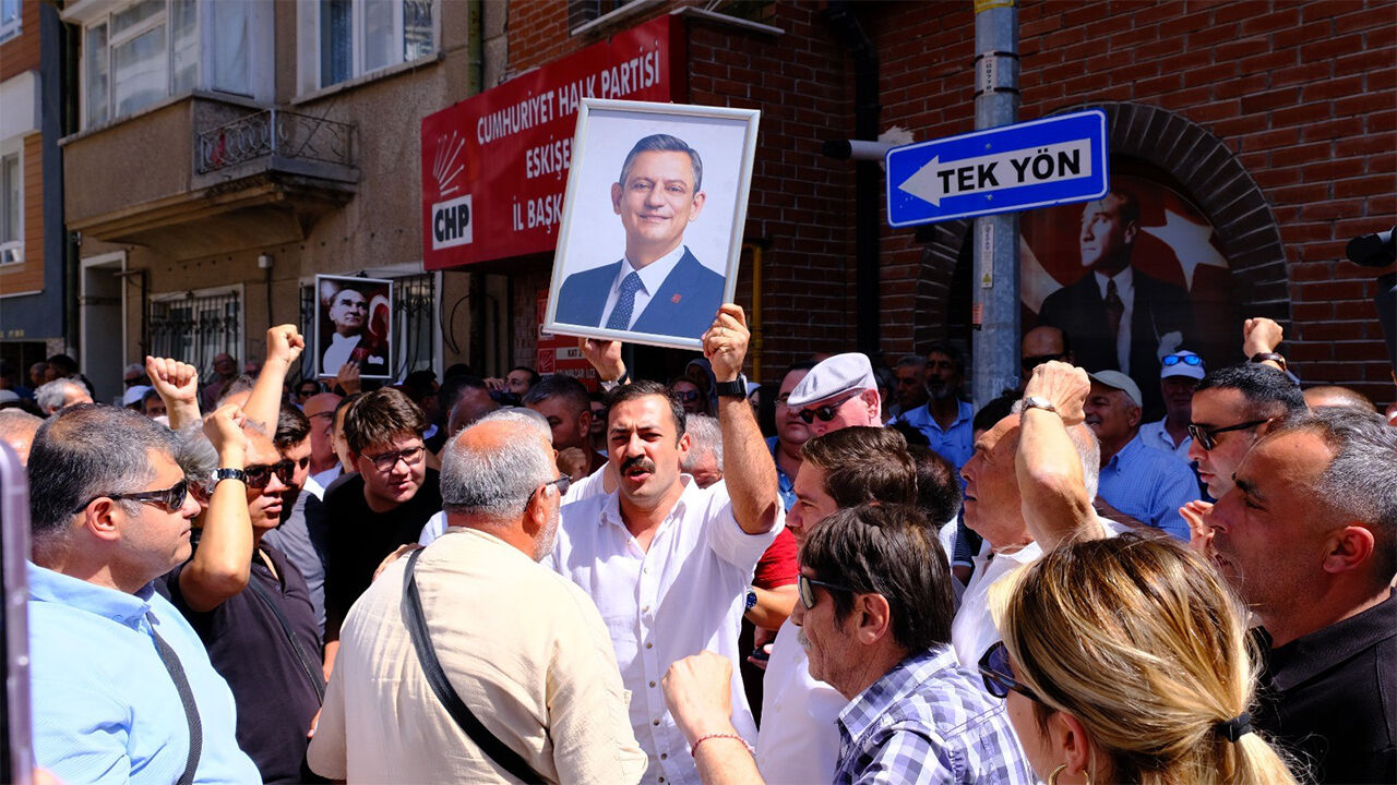 Eskişehir’de Chp’lilerden İl Seçim Kurulu’na Yürüyüş Partinin Anahtarını Kapıya Bağladılar2