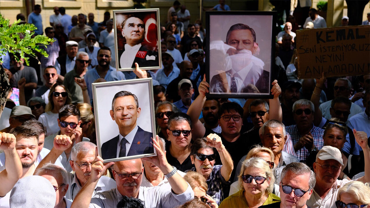 Eskişehir’de Chp’lilerden İl Seçim Kurulu’na Yürüyüş Partinin Anahtarını Kapıya Bağladılar4