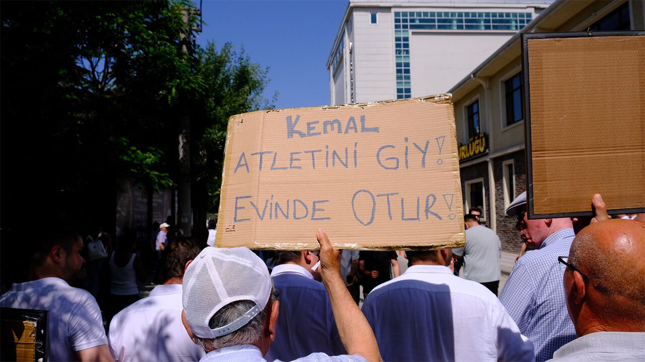 Eskişehir’de Chp’lilerden İl Seçim Kurulu’na Yürüyüş Partinin Anahtarını Kapıya Bağladılar5