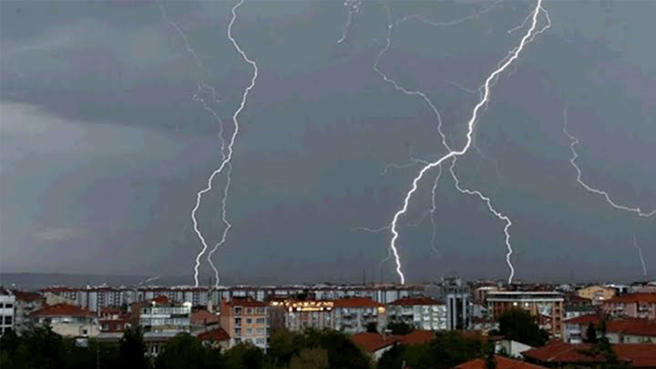 Eskişehir'de korkutan olay! İş yerine yıldırım düştü