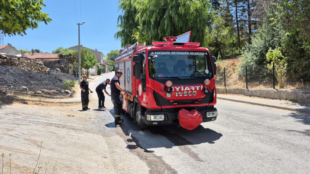 Eskişehir'de Mahalle Sakinlerini Korkutan Yangın2