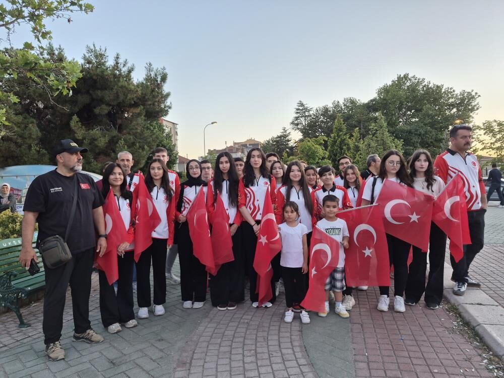 Eskişehir'de Milli Sporculardan 15 Temmuz'a Özel Sancak Koşusu23