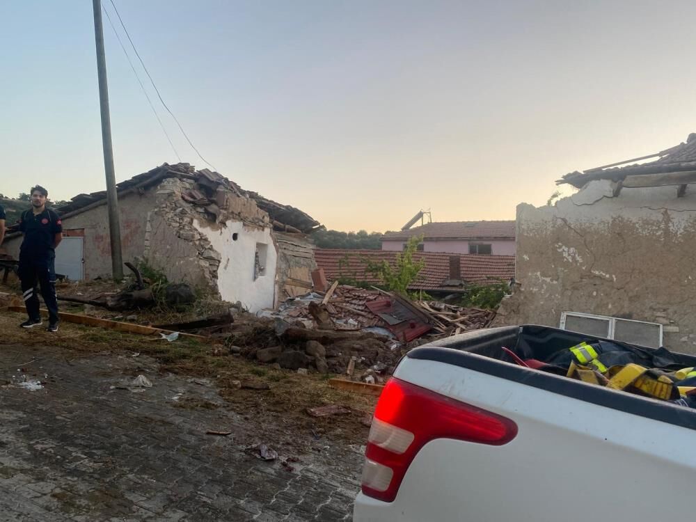 Eskişehir'de Yangından Dönen Itfaiye Aracı Eve Çarptı3