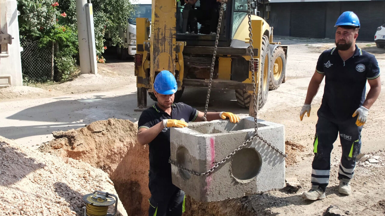 Eskişehir'de Yoğun Yağışlara Karşı Altyapı Güçlendiriliyor O Noktaya Yeni Hat Yapıldı2