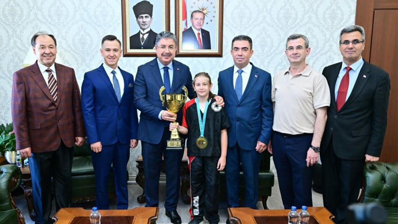 Eskişehir'in Gururu Asel Özdalgın, Vali Yılmaz'ı Ziyaret Etti2