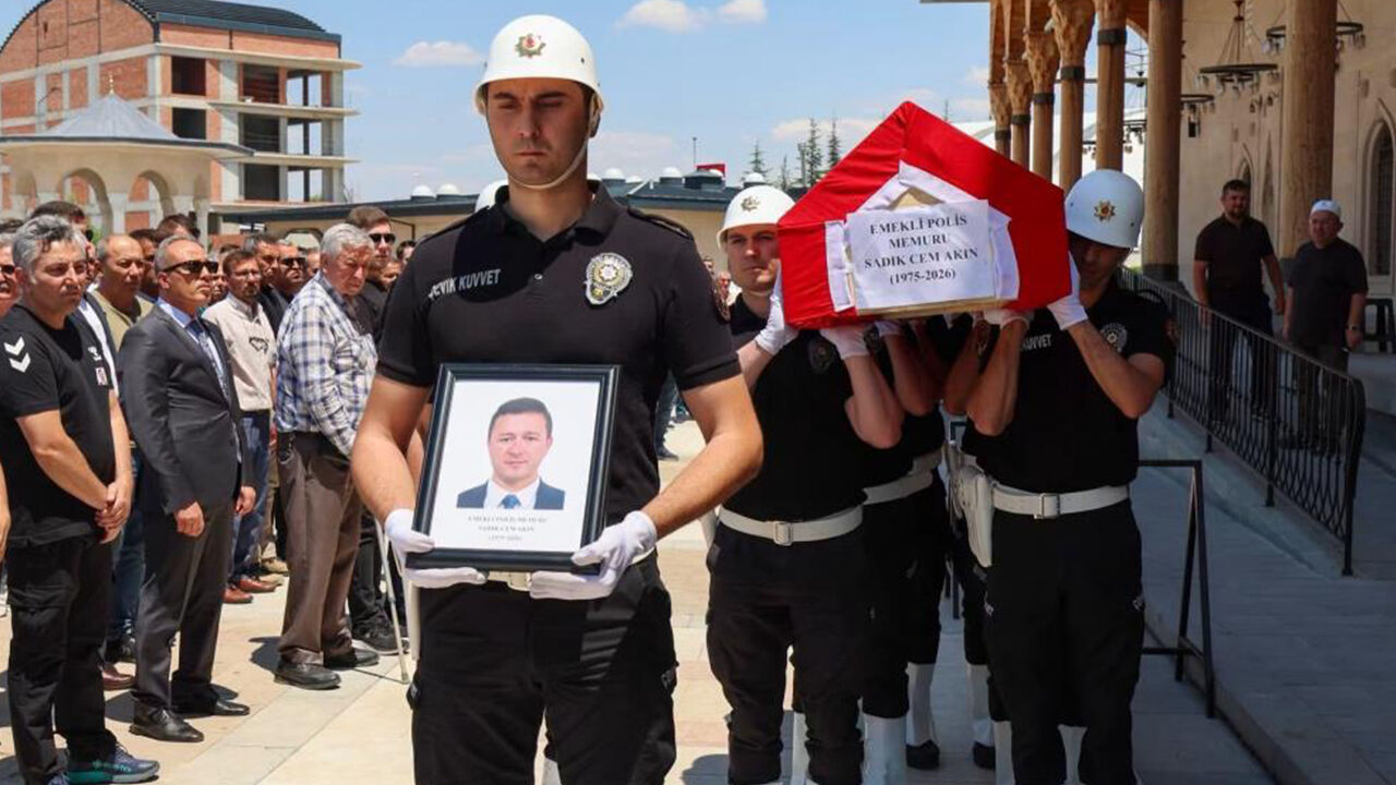 Kansere Yenik Düşen Polis Memuru Cem Akın Son Yolculuğuna Uğurlandı2