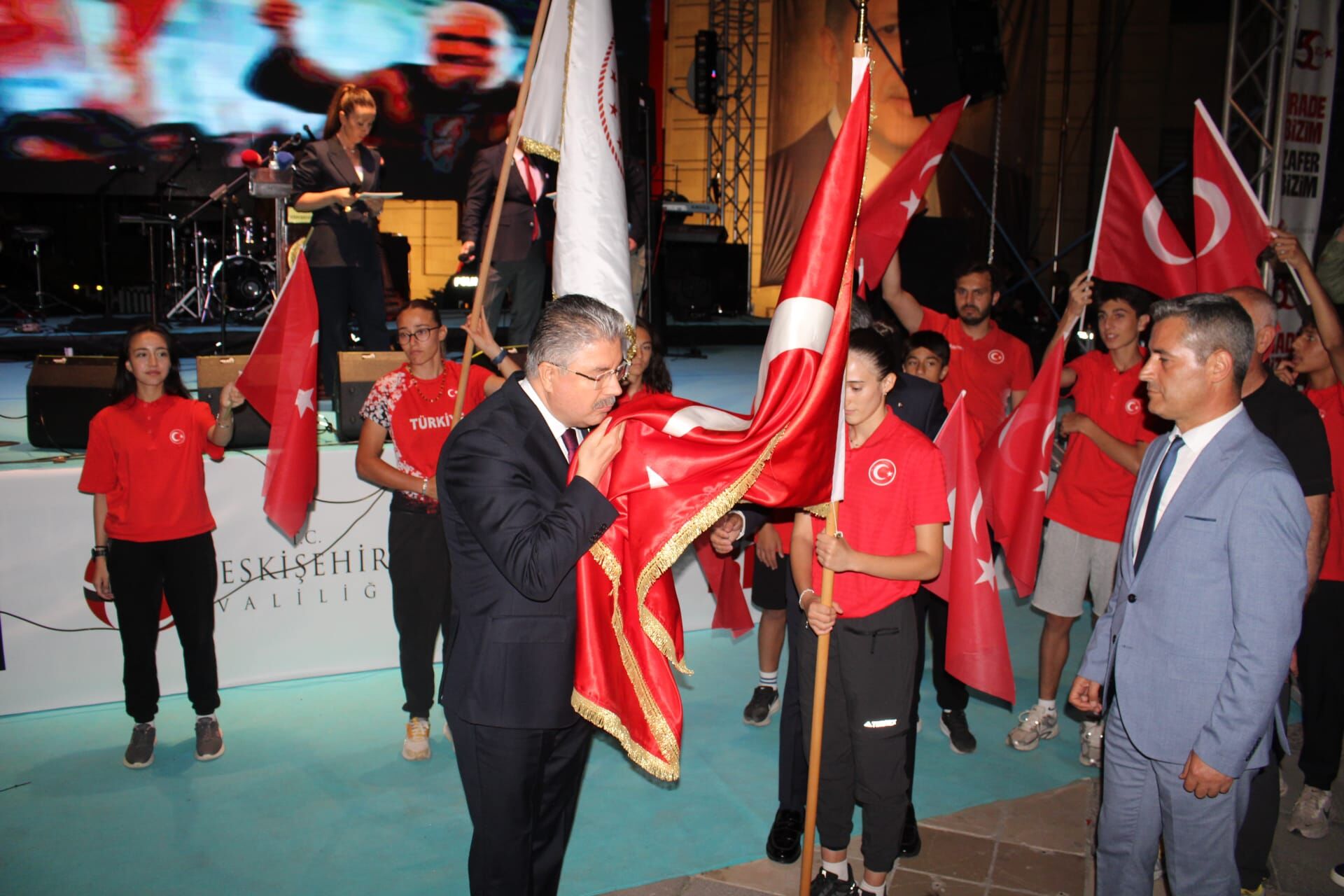 Vali Yılmaz Bayrak