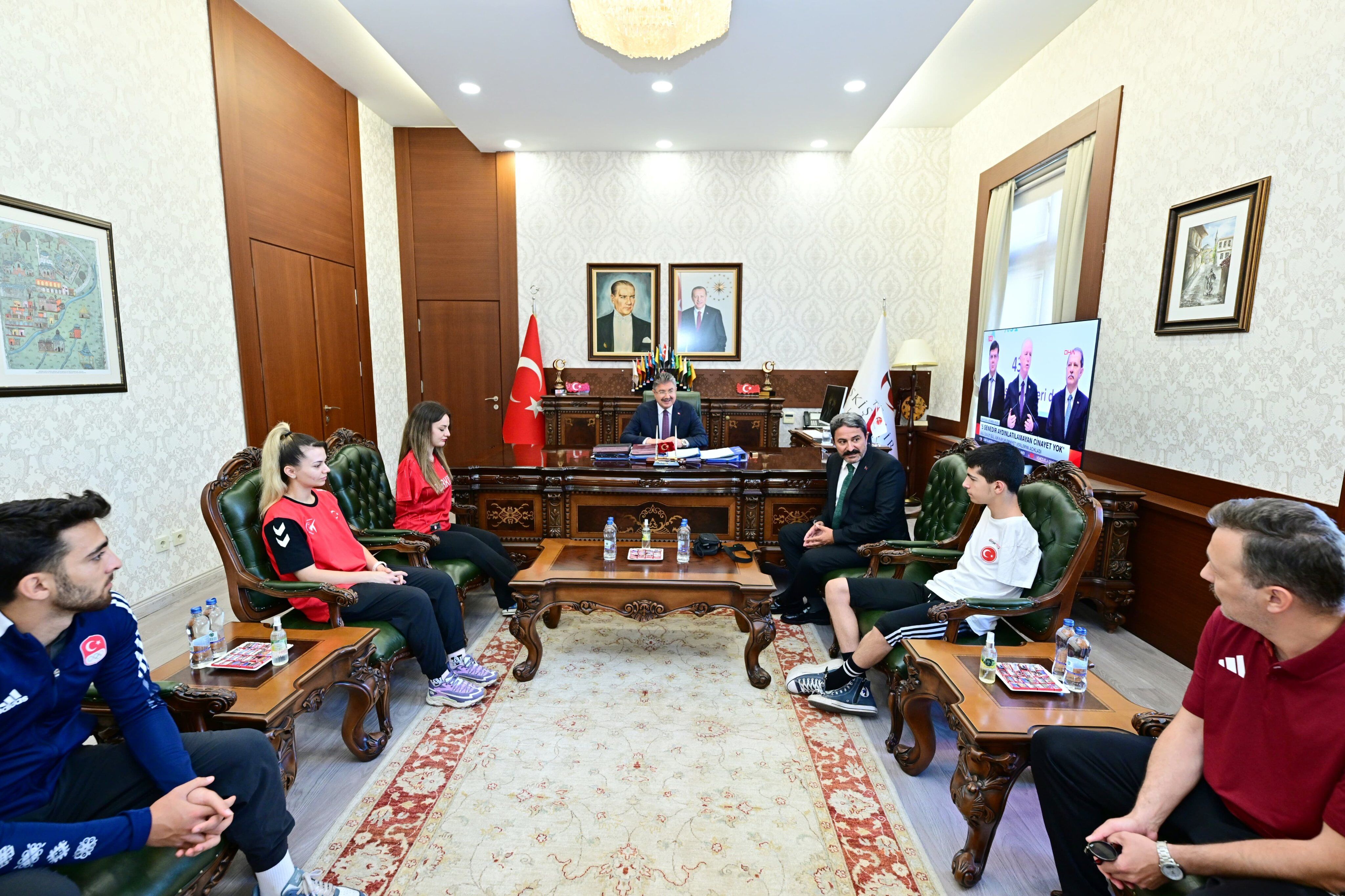 Vali Yılmaz, Eskişehirli Şampiyon Sporcuları Ve Antrenörlerini Ağırladı2