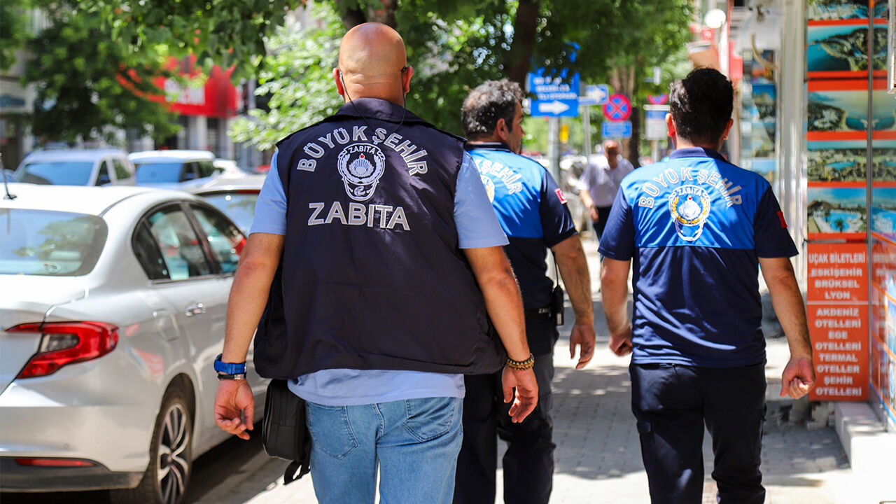 Zabıta Ekipleri Denetimlerini Aralıksız Sürüyor Kaldırımlar Yayalarındır
