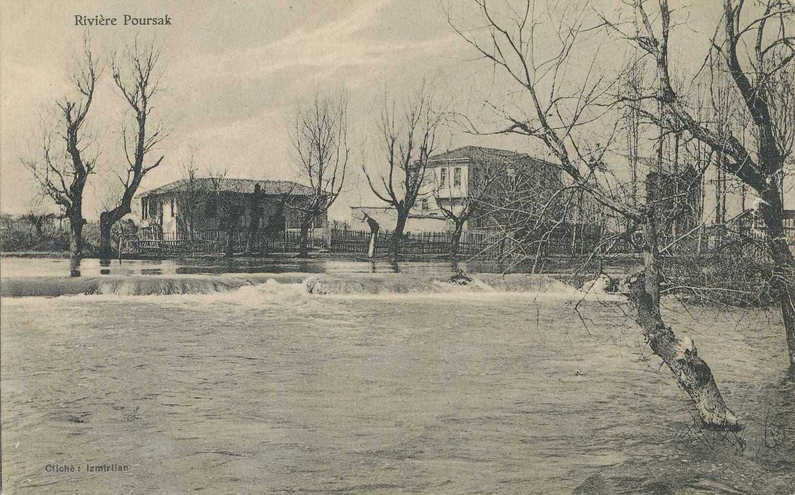 1910'Lu Yillarda Eski̇şehi̇r Köprübaşi Göksu Köprüsü Yani. Sağda Görülen İki̇ Katli Bi̇nanin Yeri̇nde Günümüzde Sağlik Müdürlüğü Hi̇zmet Bi̇nasi Bulunmaktadir.