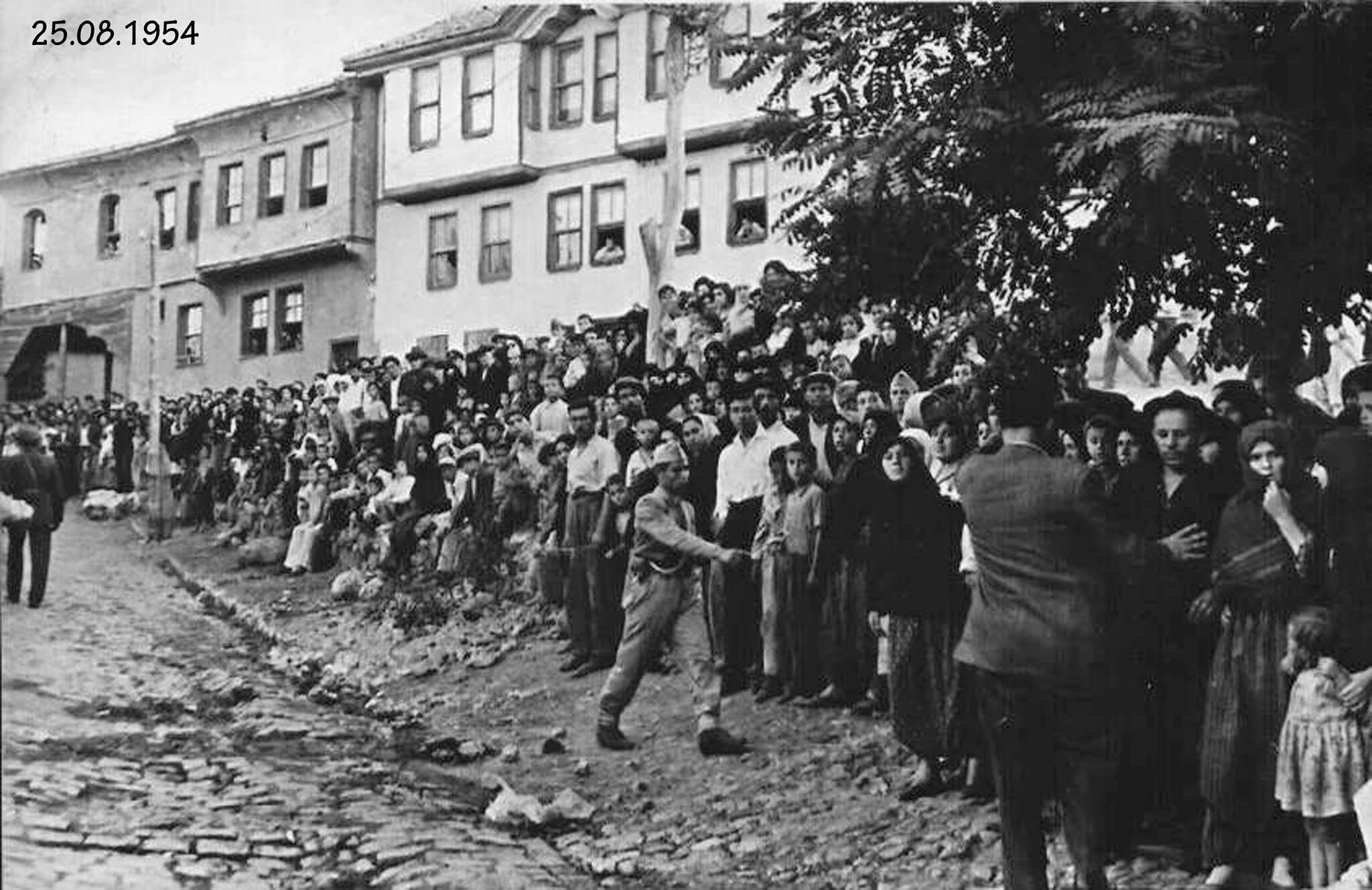 25 Ağustos 1954 Tari̇hi̇nde Odunpazarina Düşen Ve On Ki̇şi̇ni̇n Ölümüne Neden Olan Askeri̇ Jet Uçağinin Yanişini Seyreden Mahalle Halki.