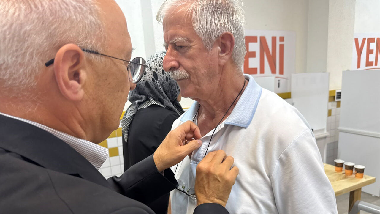 Belçika’dan Eskişehir’e Geldi Utku Çakırözer Kendi Rozetini Gurbetçi Üyeye Taktı