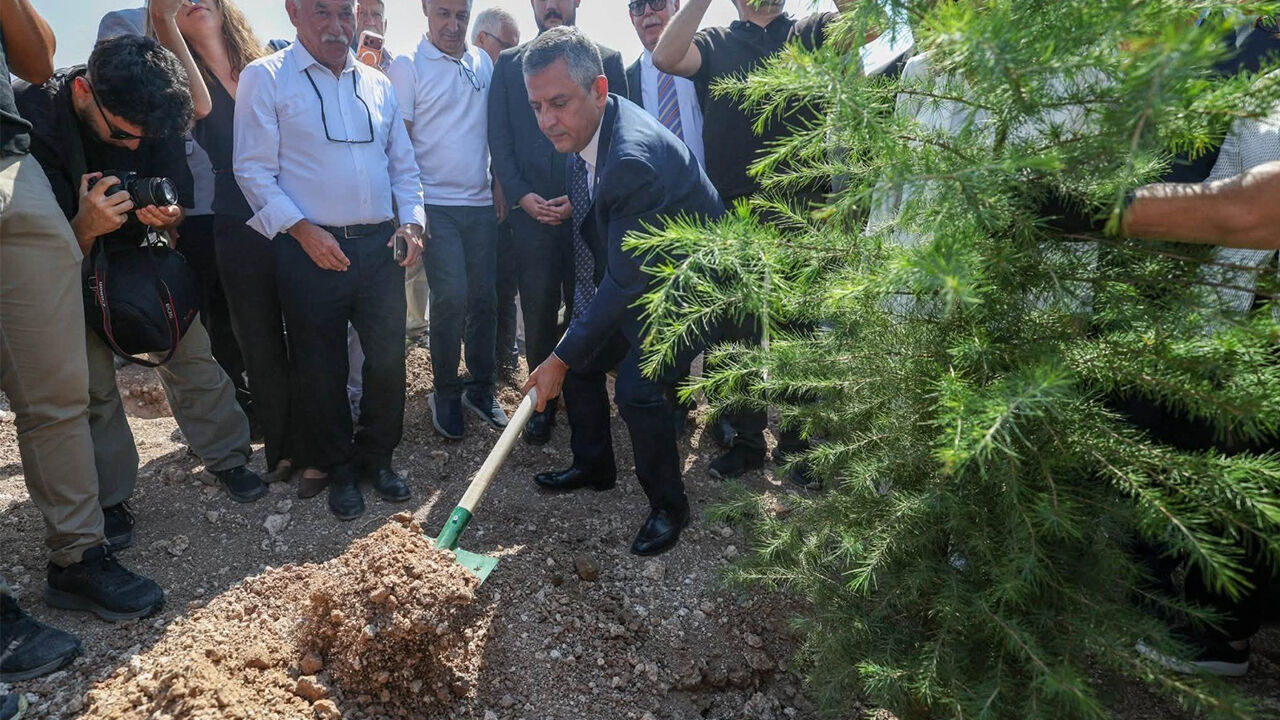 Eskişehir Milletvekilleri Yeni̇ Parti’nin Bahçesine Fidan Dikti-1