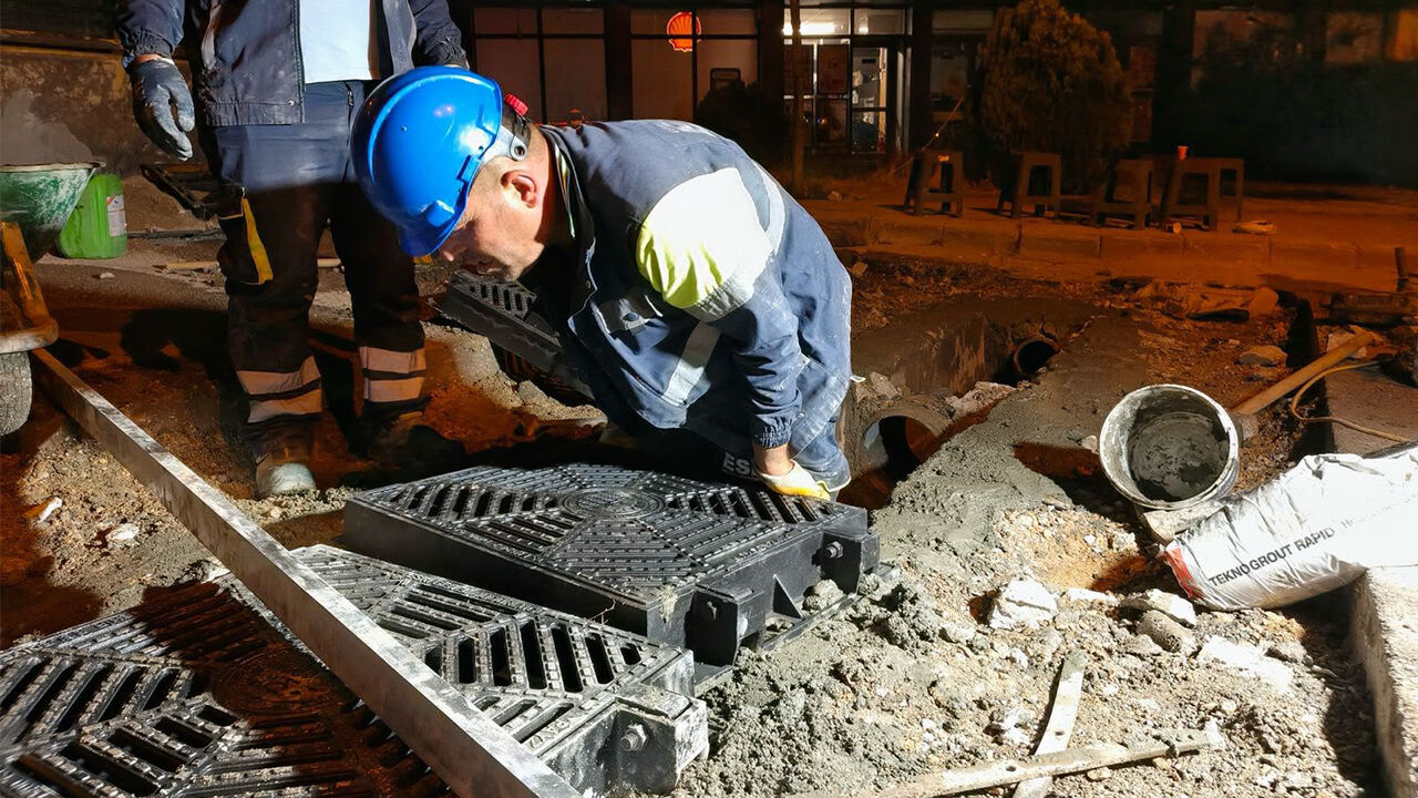 Eskişehir’de Eski̇ Ekipleri Gece Mesaisinde Yağışlara Hazırlık-1