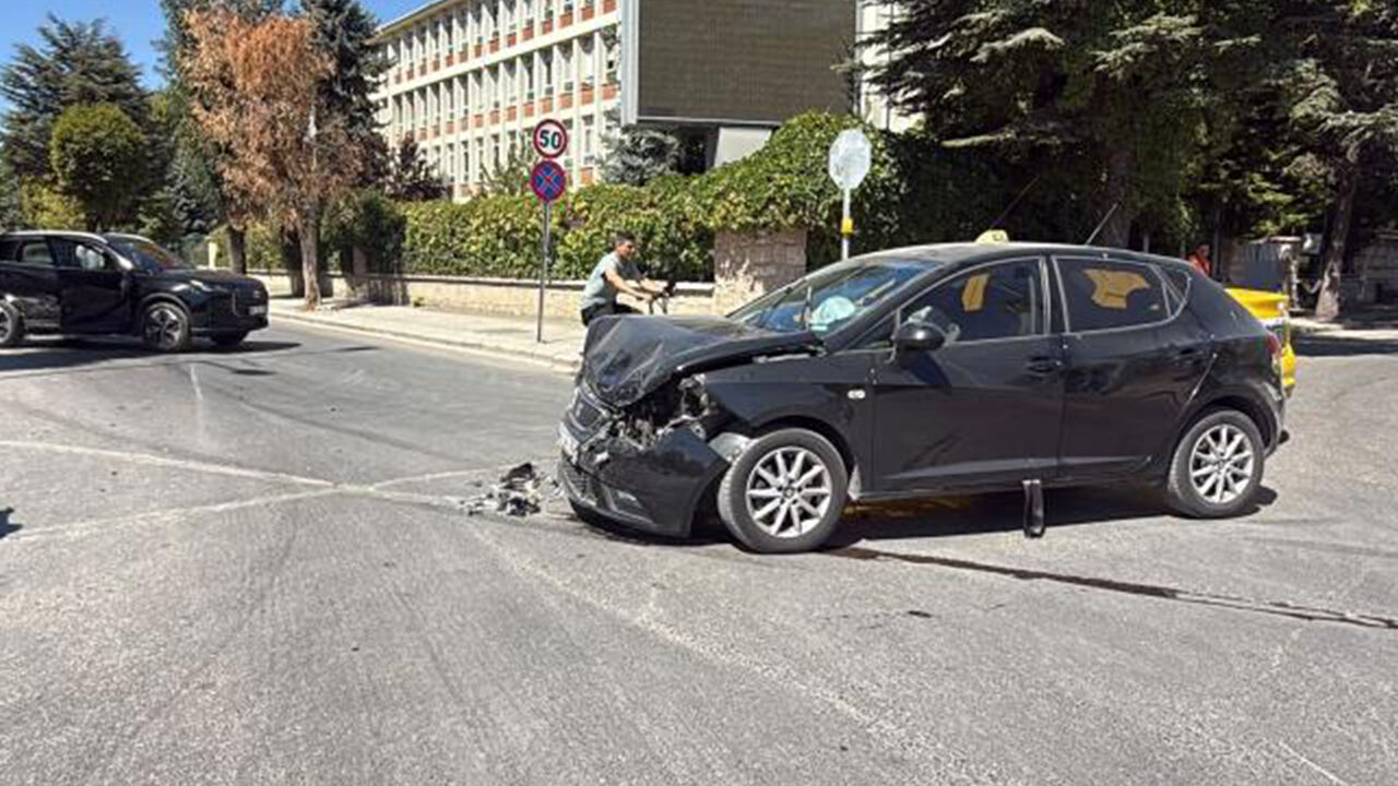 Eskişehir’de Korkutan Kaza İki Araç Hurdaya Döndü-1