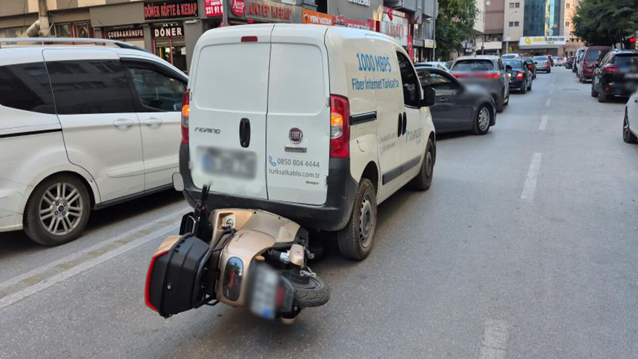 Eskişehir'de motosiklet, aracın altında kaldı