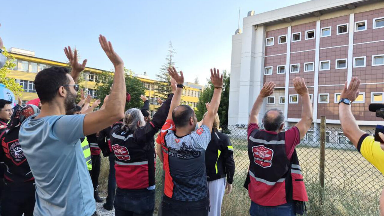 Eskişehir'de Onkoloji Servisinde Duygu Dolu Anlar Motosikletlilerden Sürpriz Ziyaret2