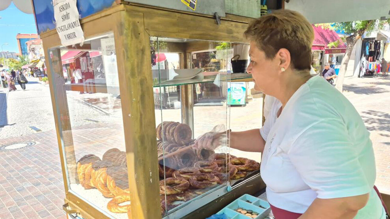 Eskişehir'de simit arabasının başındaki 10 yıllık tecrübe: "Esnaflık sabır işidir"