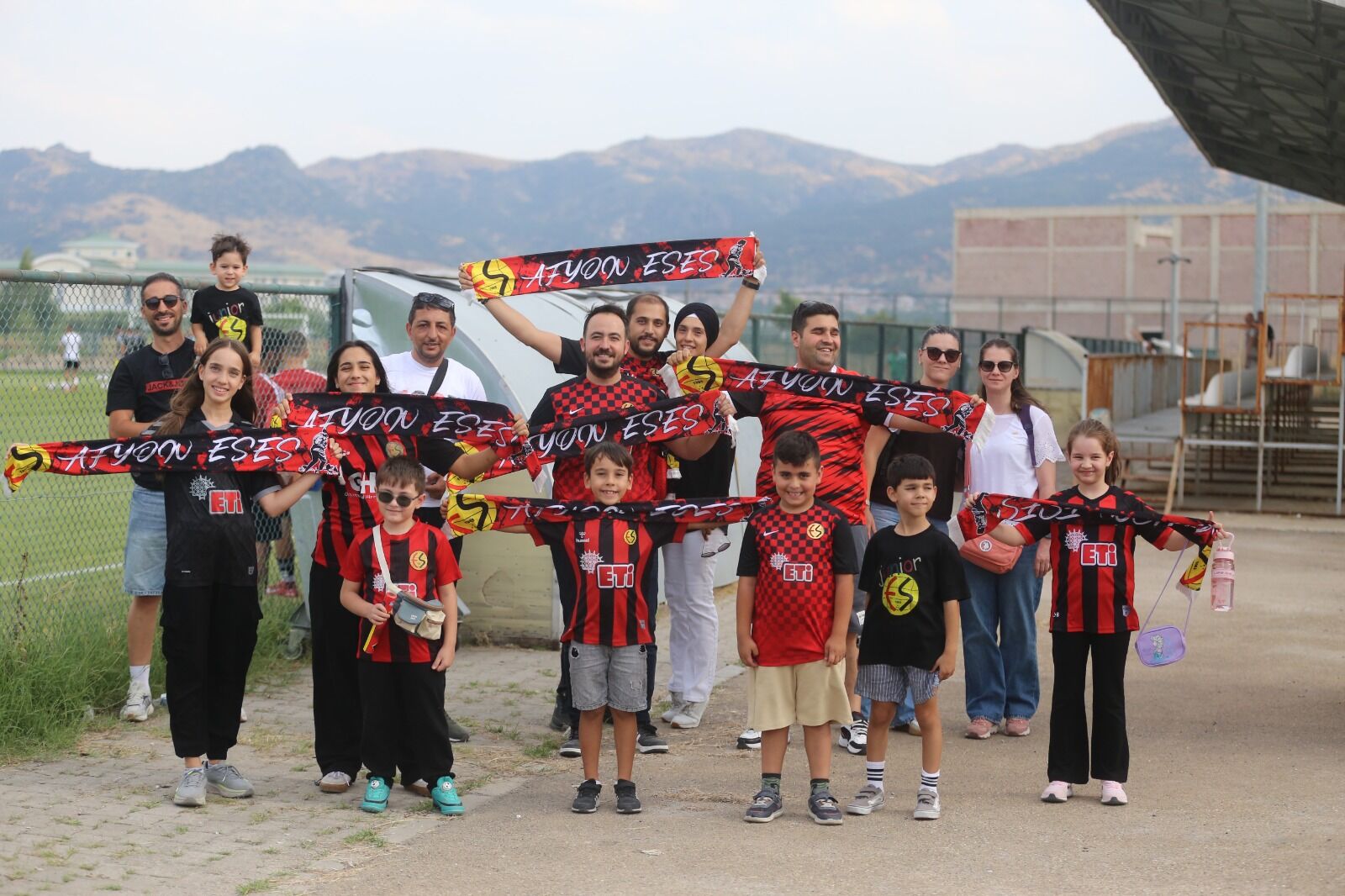 Eskişehirspor taraftarı takımını yalnız bırakmadı