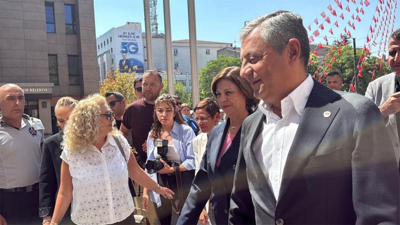 Özgür Özel Büyükşehir'de Ayşe Ünlüce Ile Bir Araya Geldi-1