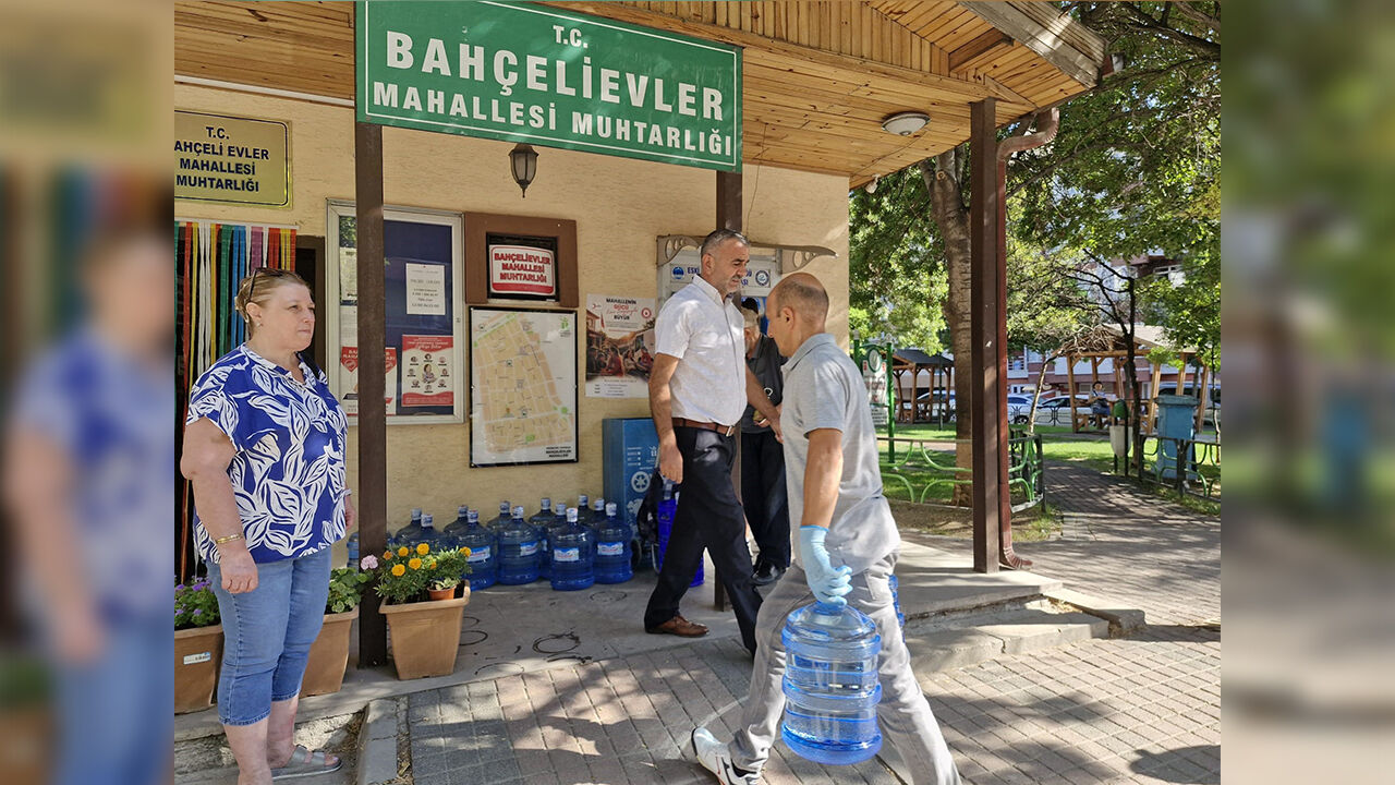 Vatandaşlara Ücretsiz Kalabak Su Dağıtıldı-1