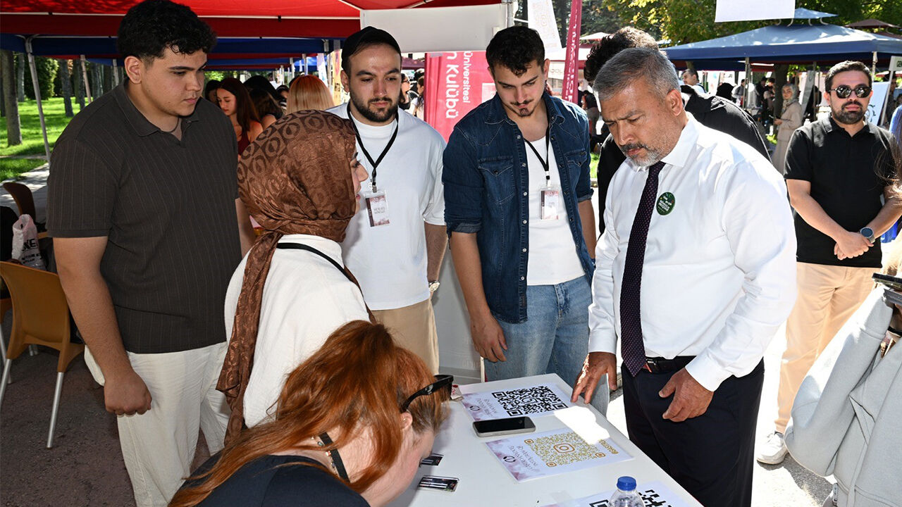 Anadolu Üniversitesi'nde 'Öğrenci Kulüpleri Stant Şenliği' Rektör Adıgüzel, Öğrencilerle Buluştu
