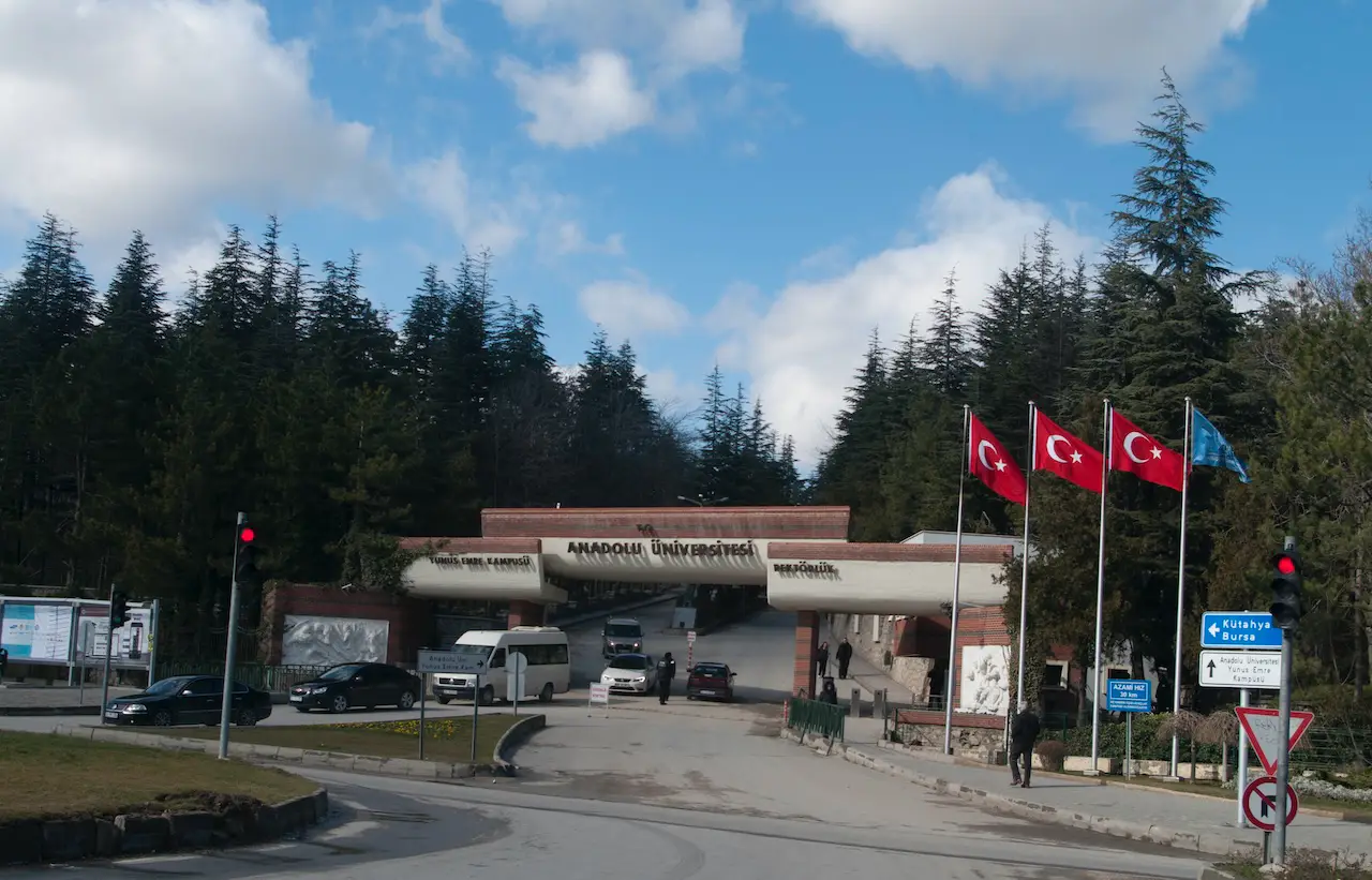 Eskişehir Anadolu Üniversitesi Giriş Kapısı Istikbalgazetesi