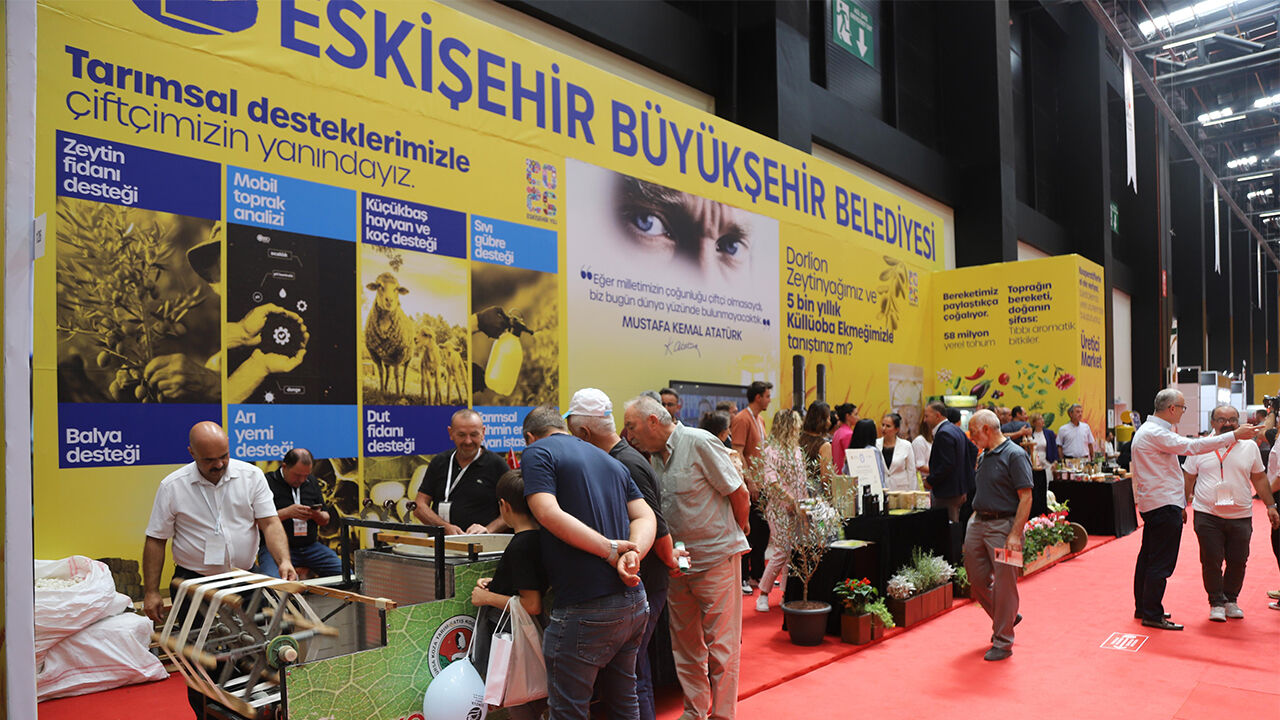 Eskişehir Tarım Fuarı’nda Büyükşehir standına yoğun ilgi: Yerel ürünler dikkat çekti