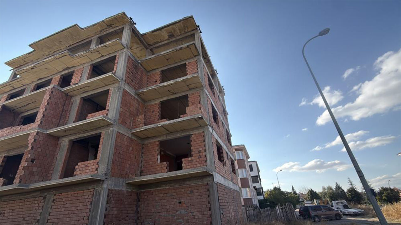 Eskişehir’de 4 katlı inşaatta korkutan olay! Son kattan düştü