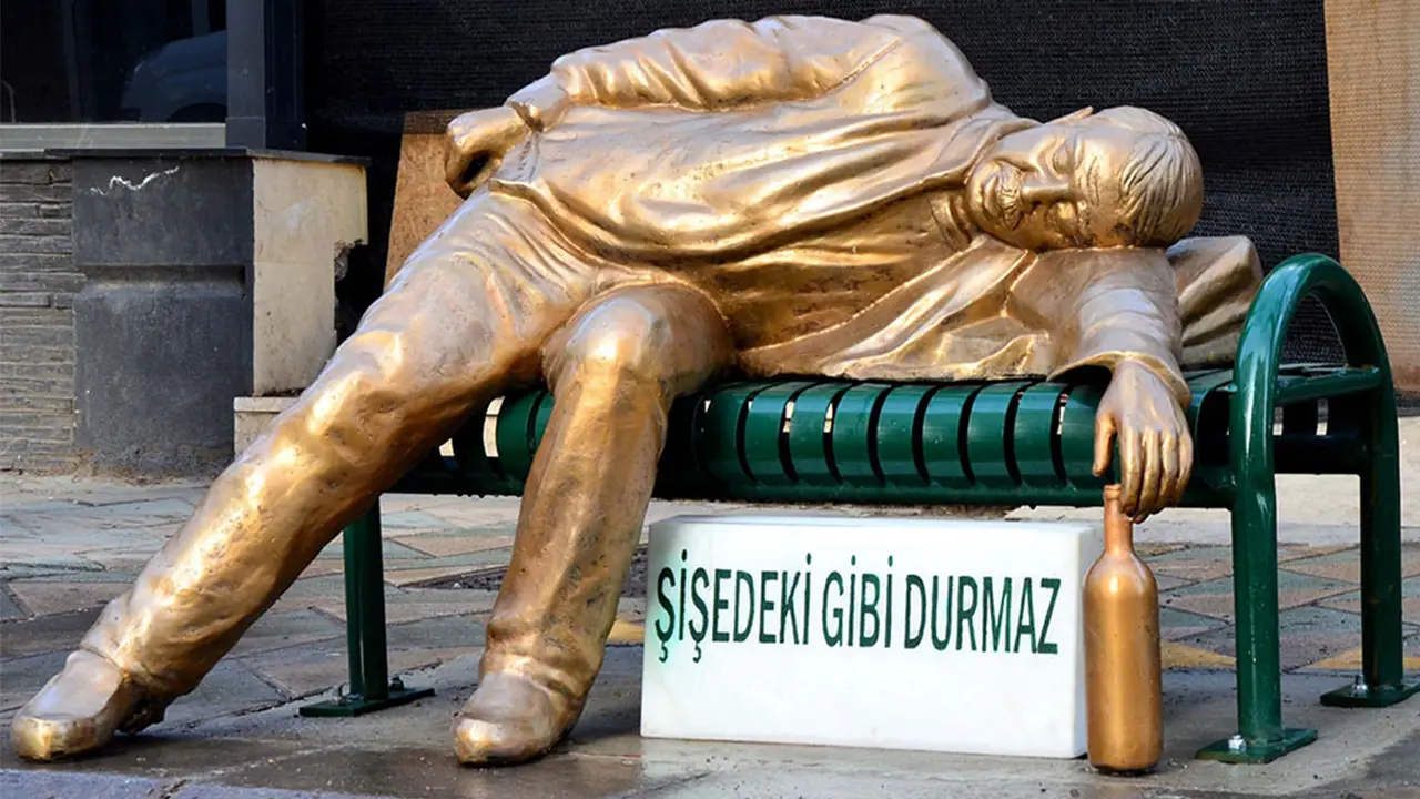 Eskişehir'de Alkolün Zararında Dikkat Çeken 'Sarhoş Adam' Heykeli Istikbalgazetesi