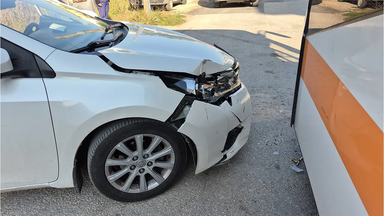 Eskişehir'de Belediye Otobüsü Ile Otomobil Çarpıştı, 2 Öğrenci Yaralandı2
