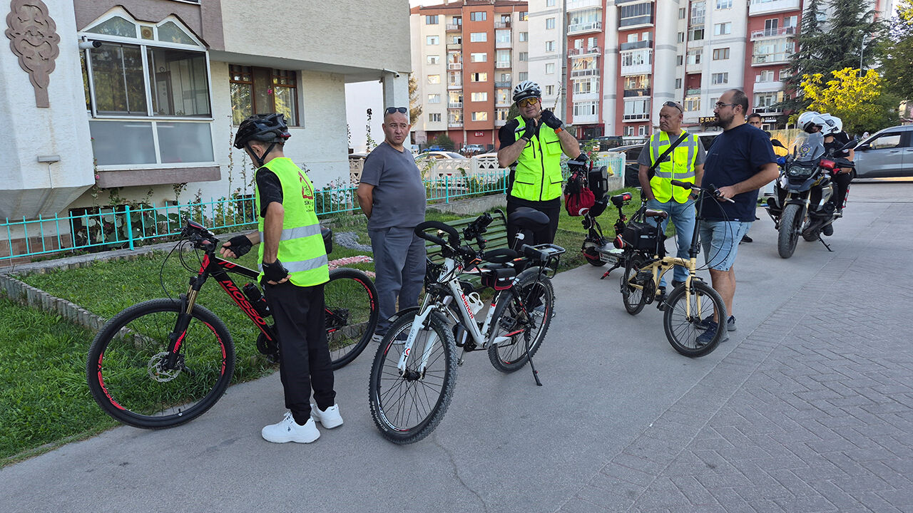 Eskişehir’de Bisikletlilerden Dikkat Çeken Mesaj “Görünür Ol, Güvende Ol”2