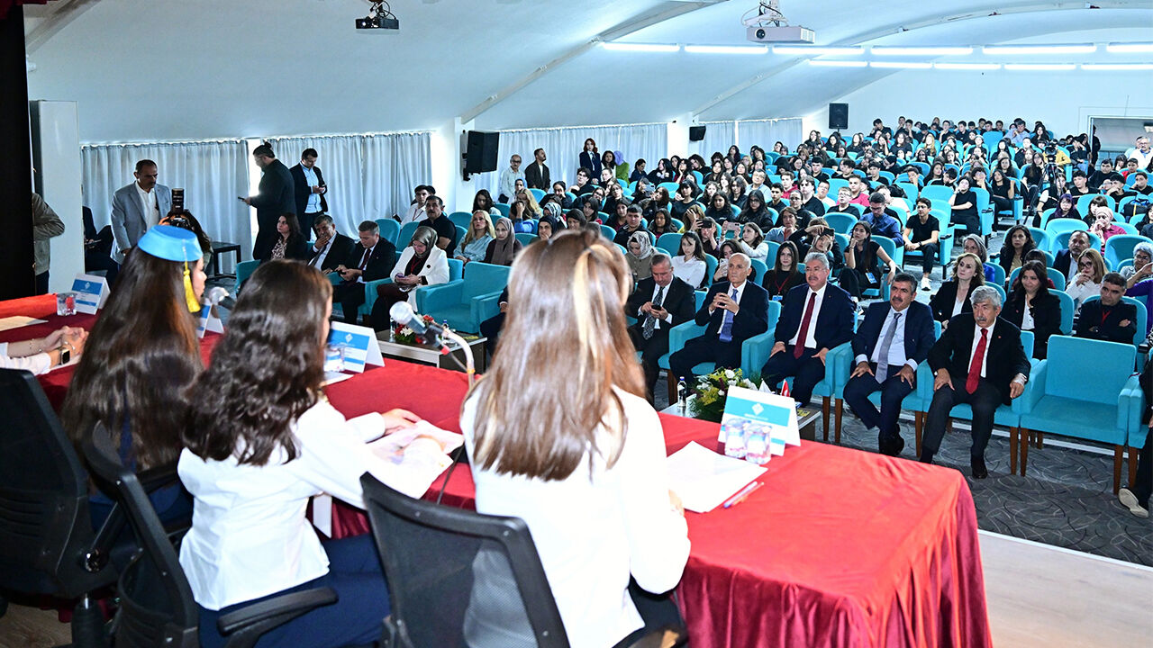 Eskişehir’de edebiyat buluşması: Gençler Cengiz Dağcı’nın eserleri için bir araya geldi