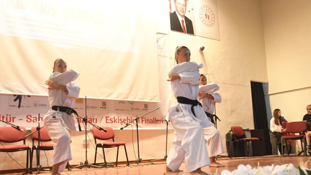 Eskişehir’de gençler için renkli final: Gençlik Yaz Kulübü şenlikle tamamlandı