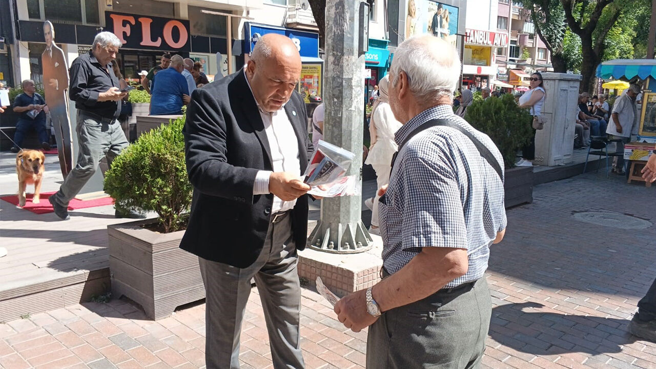 Eskişehir’de İyi̇ Parti Odunpazarı’ndan 2 Eylül’e Özel Bayrak Dağıtımı