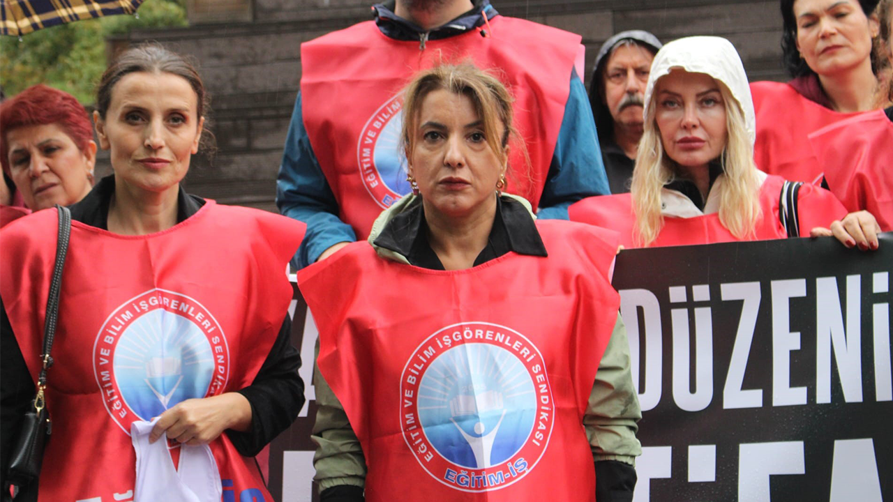 Eskişehir’de Öğretmenler Önlüklerini Yere Atarak Şiddeti Protesto Etti