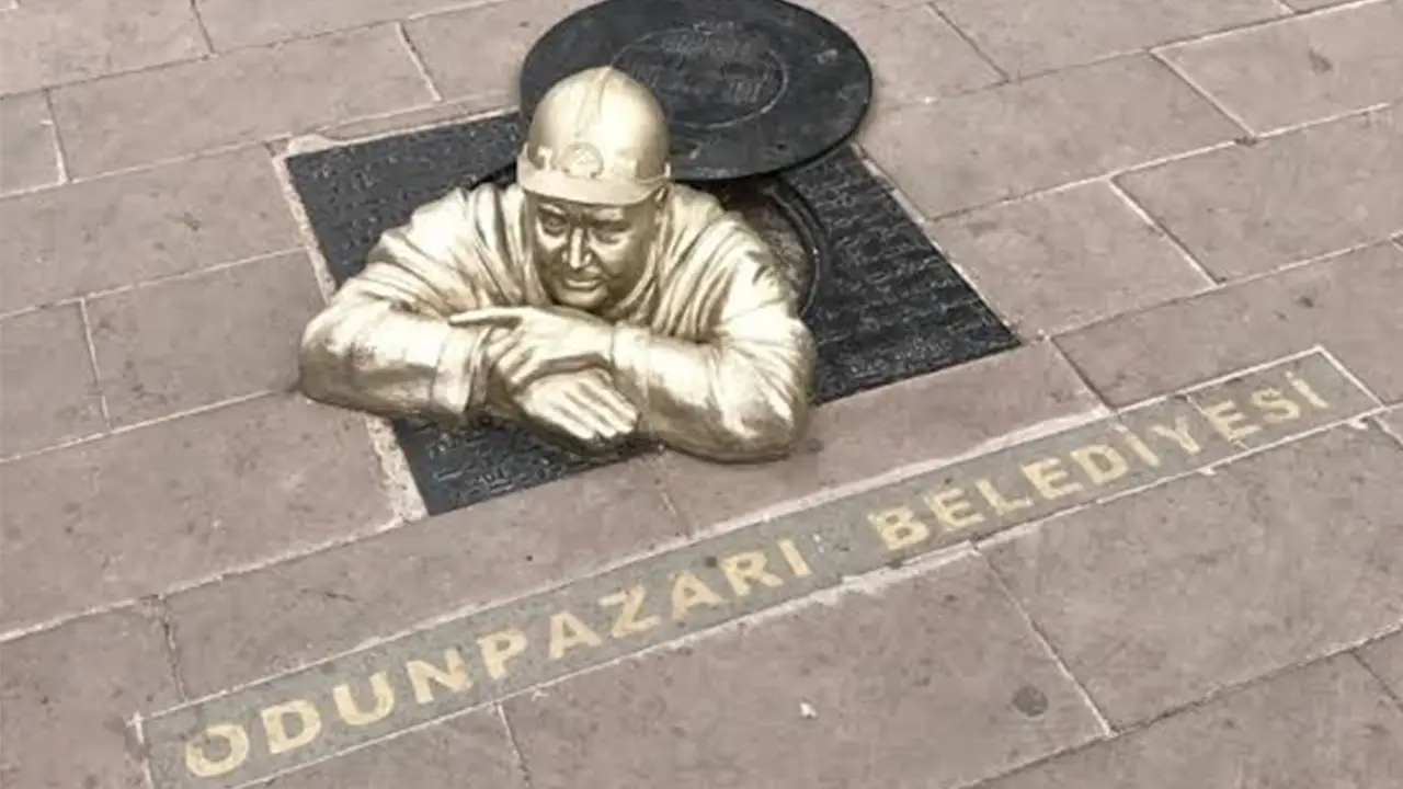 Eskişehir'de 'Rögar Kapağından Çıkan Işçi' Heykeli Istikbalgazetesi