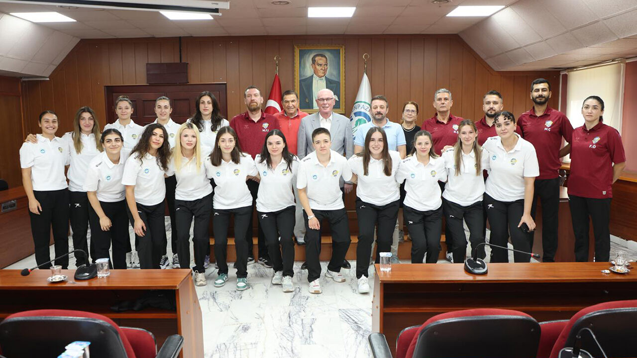 Eskişehir’de “Şehrin Kızları” Başkan Kurt’a teşekkür etti: Hentbol takımından ziyaret
