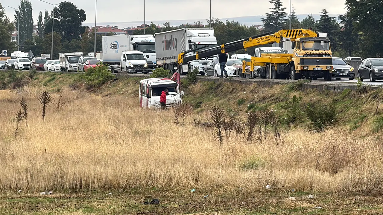 Eskişehir'de Şiddetli Çarpışma Minibüsü Tarlaya Savurdu2 Istikbalgazetesi