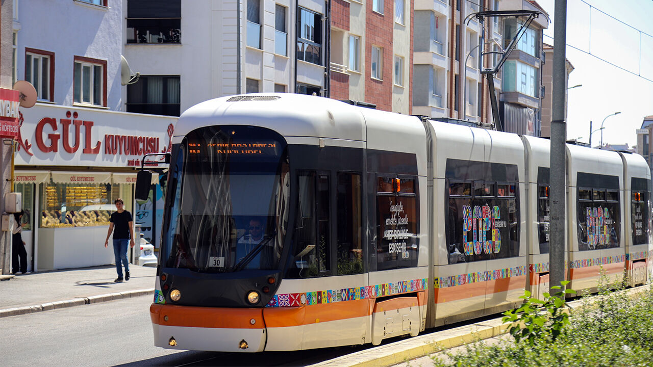 Eskişehir’de Tramvaylarda Sıkı Denetim! Biletsiz Binenlere 3 Bin 705 Tl Ceza
