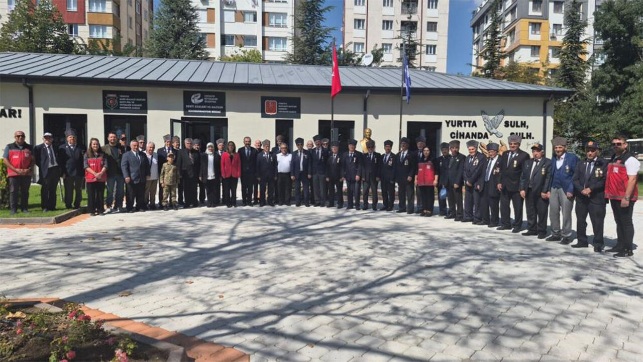 İl Müdürü Bayrak, Gaziler Günü’nde Eskişehir’de Gazilerle Bir Araya Geldi-1