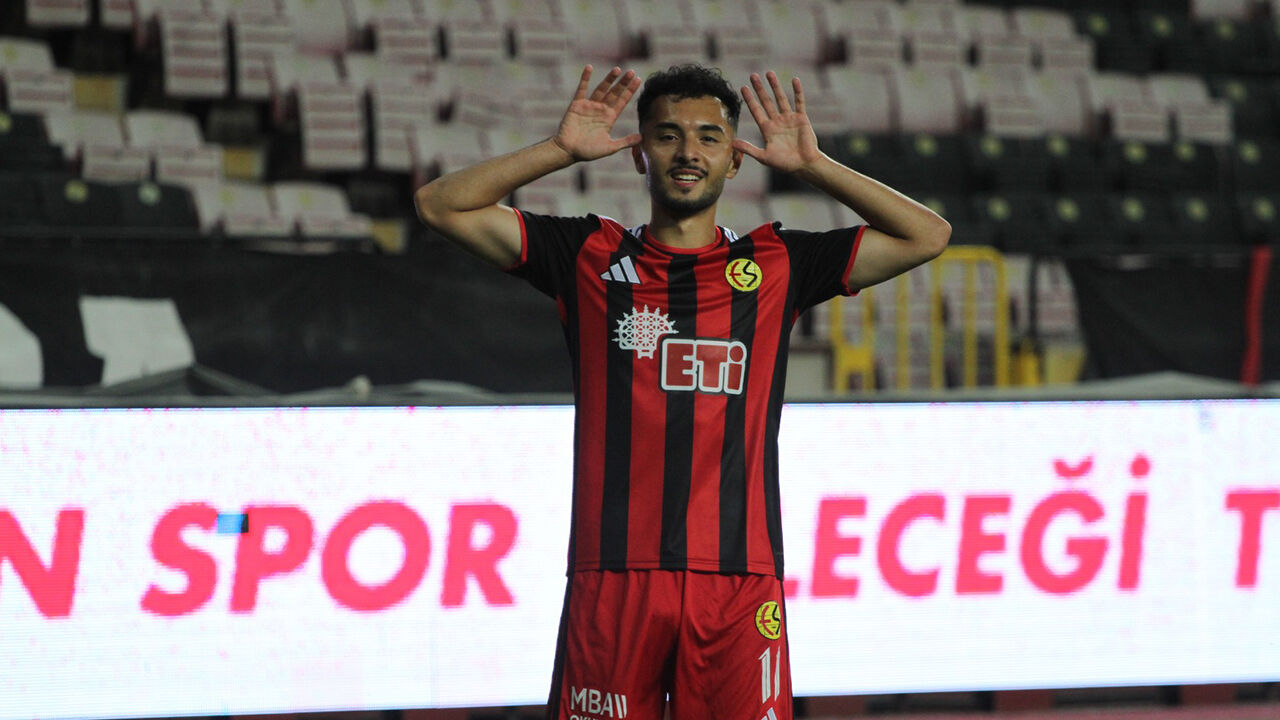 Mert Başer yine sahnede!