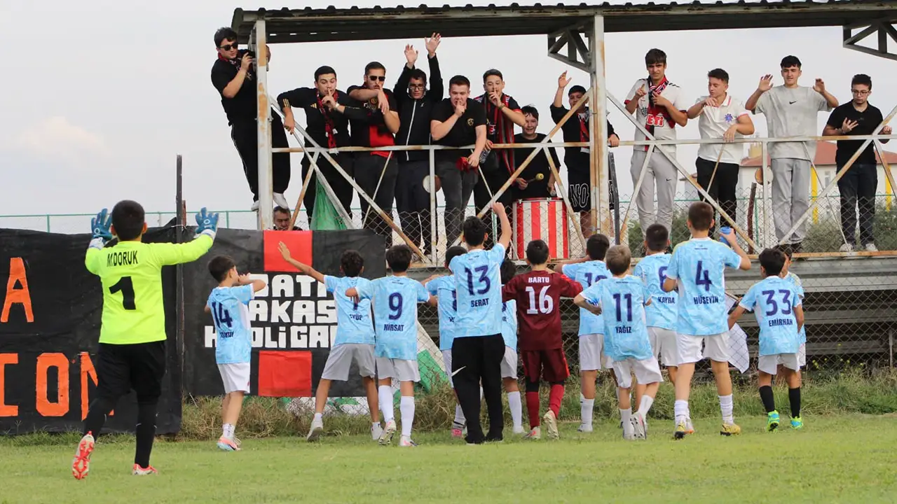 Miniklerden futbol resitali