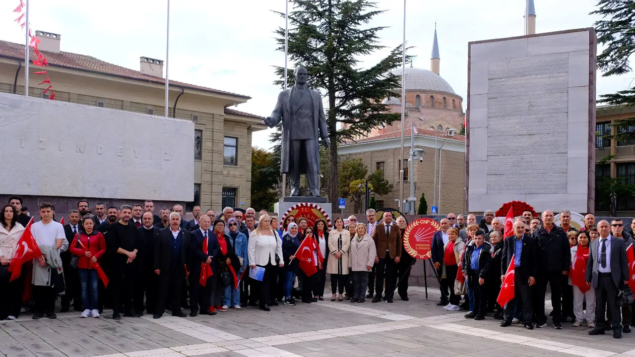 Chp Eskişehir İl Örgütü Atatürk Anıtı’na Çelenk Sundu2 Istikbalgazetesi