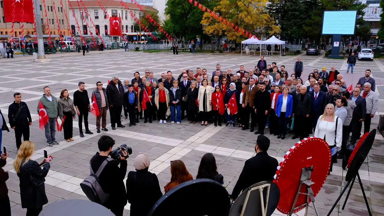 Chp Eskişehir İl Örgütü Atatürk Anıtı’na Çelenk Sundu4 Istikbalgazetesi